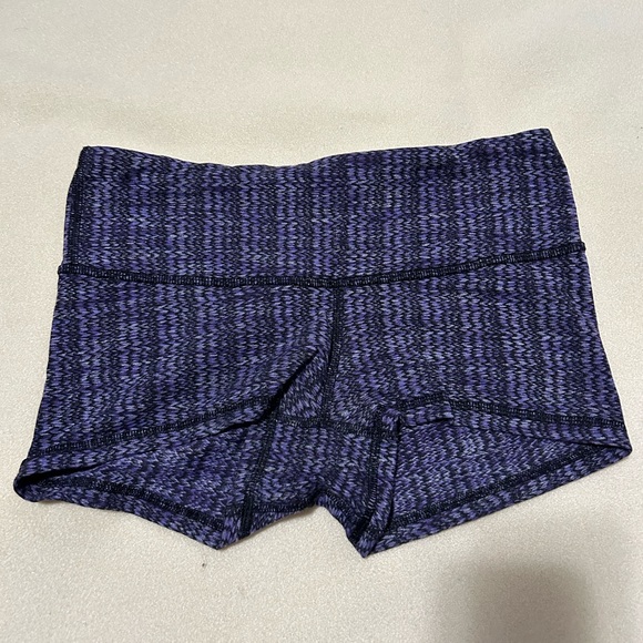 Lulu lemon Purple Pattern Shorts size 4 - Picture 1 of 3